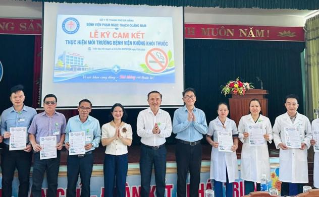 Đà Nẵng: Cam kết thực hiện môi trường bệnh viện không thuốc lá